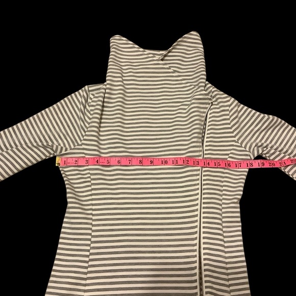ANDREE BY UNIT GRAY & WHITE STRIPE COWL SIDE ZIP-UP SWEATER / Size S - Picture 8 of 11